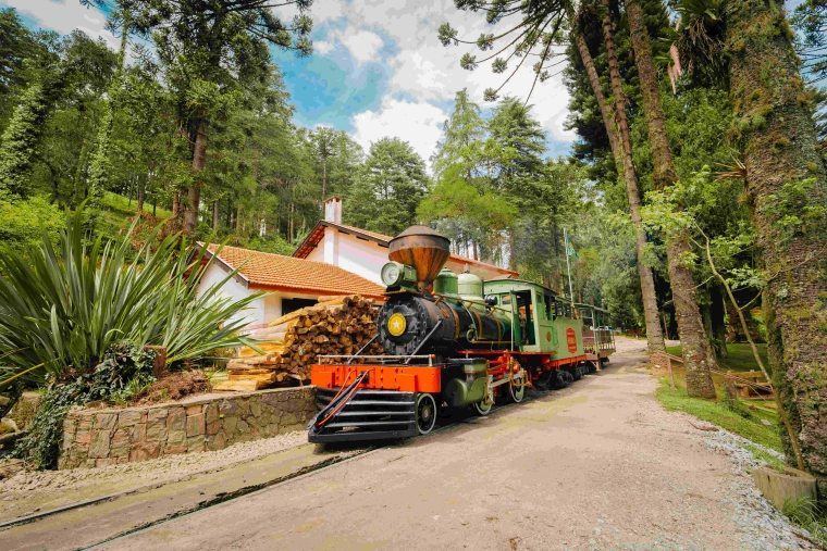 Maria Fumaça decorada para o Natal no Parque Bambuí em Campos do Jordão