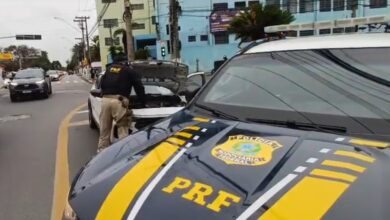 Viatura da PRF durante fiscalização na BR-116, em Jacareí