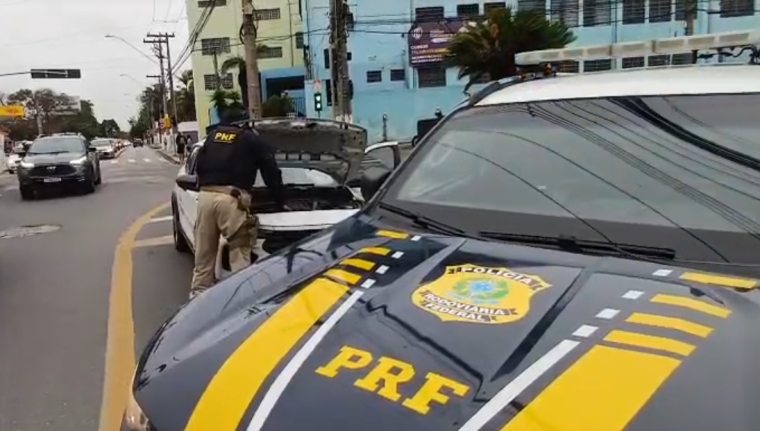 Viatura da PRF durante fiscalização na BR-116, em Jacareí