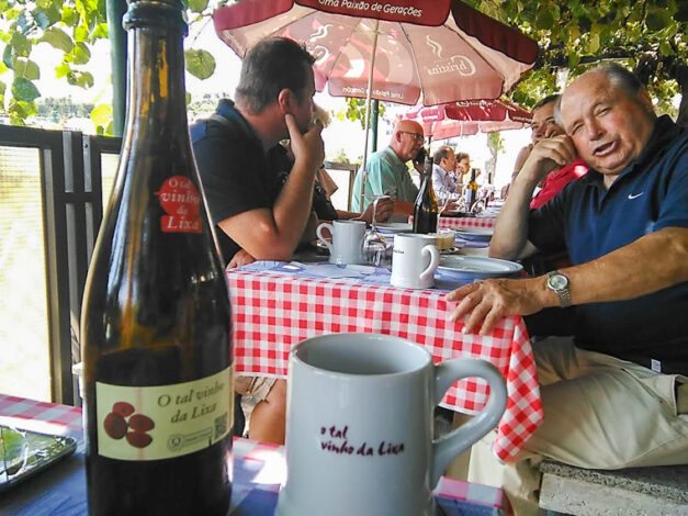 Convívio entre amigos, com o indispensável vinho tinto em caneca Foto Vaz Mendes-1