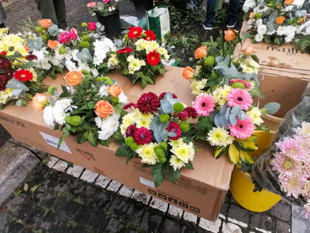 Em dia de ida aos cemitérios não podem faltar as flores