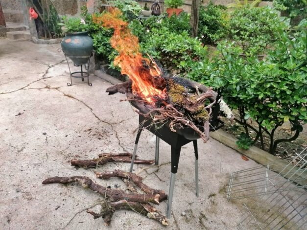 A preparar as brasas para as castanhas