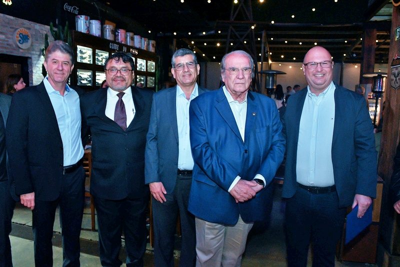 Médicos homenageados pela Santa Casa de São José dos Campos durante evento no restaurante Sheriff