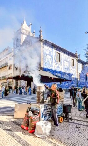 Na Rua de Santa Catarina, umas das principais artéridas da cidade do Porto, os vendedores ambulantes não têm mãos a medir