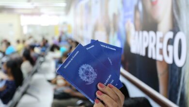 Entrada do PAT São José dos Campos com pessoas buscando vagas de emprego