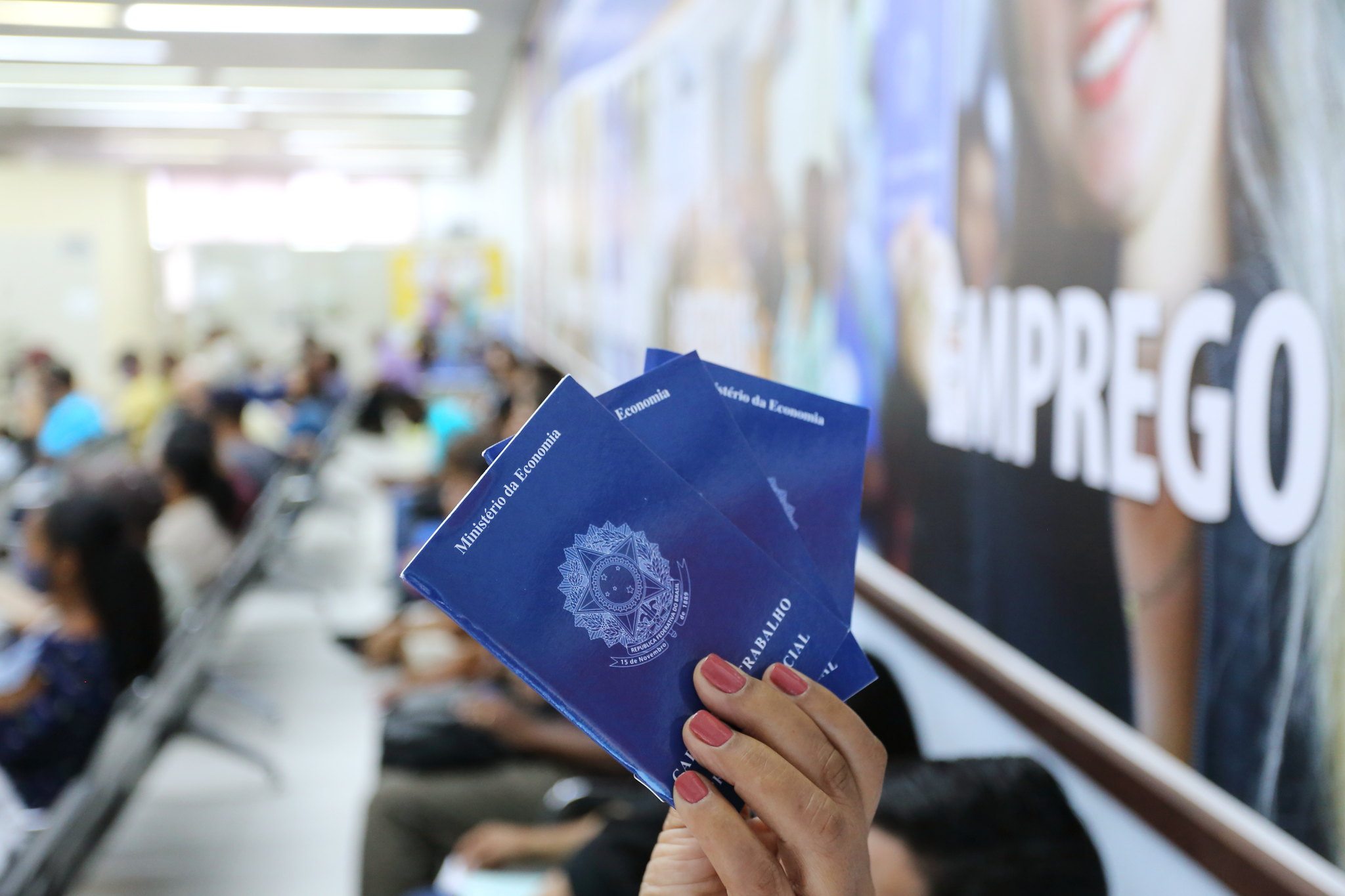 Entrada do PAT São José dos Campos com pessoas buscando vagas de emprego