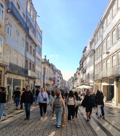 Ruas da cidade do Porto sempre muito animadas Foto Vaz Mendes-4