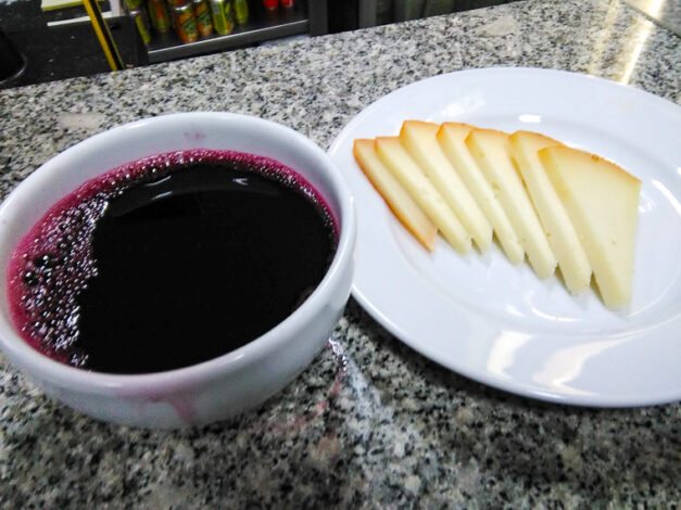 VInho tinto em malga para as castanhas e queijo curado é mesmo bom