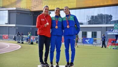 Beatriz Camargo, atleta de Pindamonhangaba, comemora medalha de bronze no Sul-Americano Sub-20