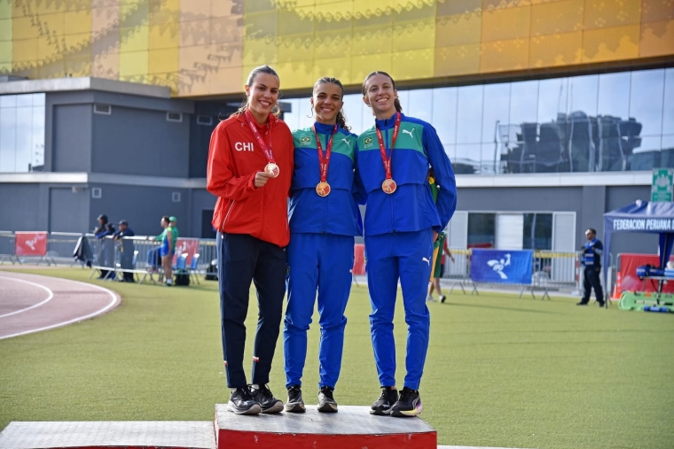 Beatriz Camargo, atleta de Pindamonhangaba, comemora medalha de bronze no Sul-Americano Sub-20