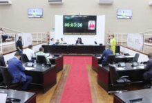 Vereadores de Pindamonhangaba durante sessão ordinária no Plenário Dr. Francisco Romano de Oliveira