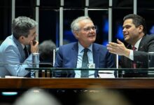 O relator da proposta, Renan Calheiros, entre Randolfe Rodrigues e o presidente do Senado, Davi Alcolumbre