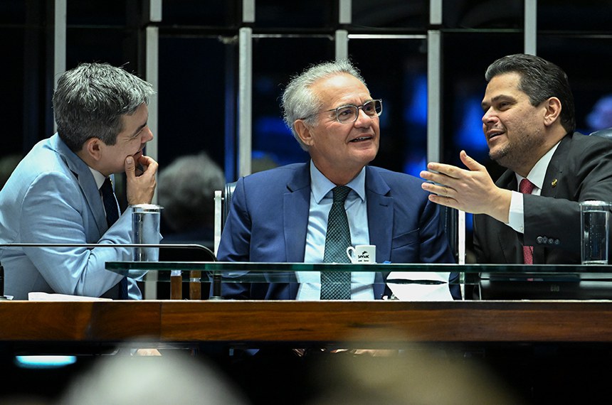 O relator da proposta, Renan Calheiros, entre Randolfe Rodrigues e o presidente do Senado, Davi Alcolumbre
