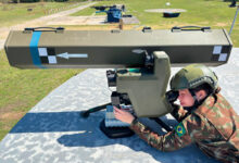 Tenente Beatriz Bezerra durante lançamento do míssil MAX 1.2 AC no Exército Brasileiro