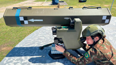 Tenente Beatriz Bezerra durante lançamento do míssil MAX 1.2 AC no Exército Brasileiro