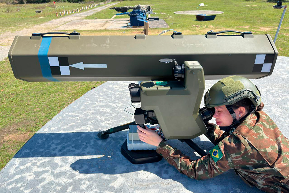 Tenente Beatriz Bezerra durante lançamento do míssil MAX 1.2 AC no Exército Brasileiro