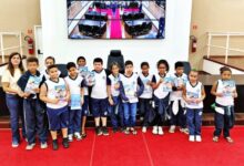 alunos da rede municipal de Pindamonhangaba durante visita ao plenário da Câmara Municipal, novembro de 2025