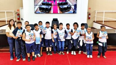 alunos da rede municipal de Pindamonhangaba durante visita ao plenário da Câmara Municipal, novembro de 2025