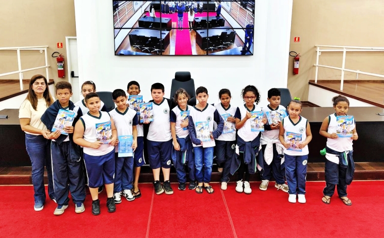 alunos da rede municipal de Pindamonhangaba durante visita ao plenário da Câmara Municipal, novembro de 2025