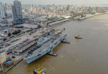 Militares da Marinha do Brasil durante a Operação Marajoara em Belém (PA), em apoio à COP 30