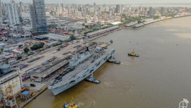 Militares da Marinha do Brasil durante a Operação Marajoara em Belém (PA), em apoio à COP 30