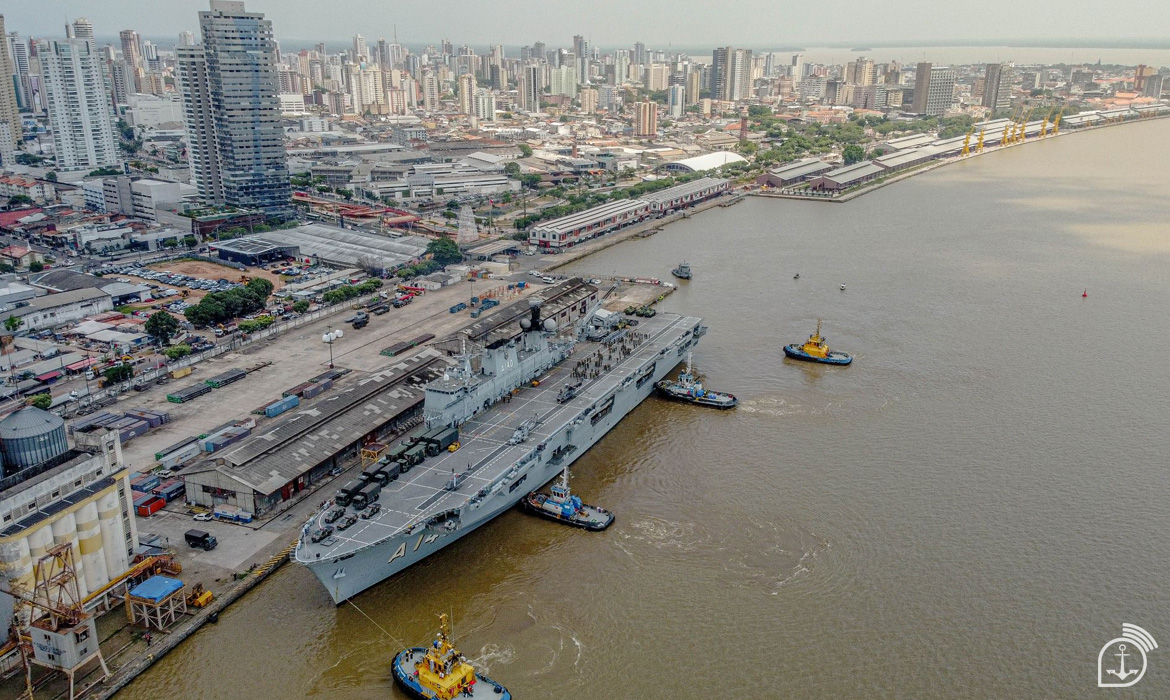 Militares da Marinha do Brasil durante a Operação Marajoara em Belém (PA), em apoio à COP 30
