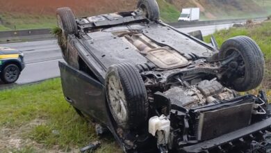 Carro capotado na Via Dutra em Jacareí após chuva intensa