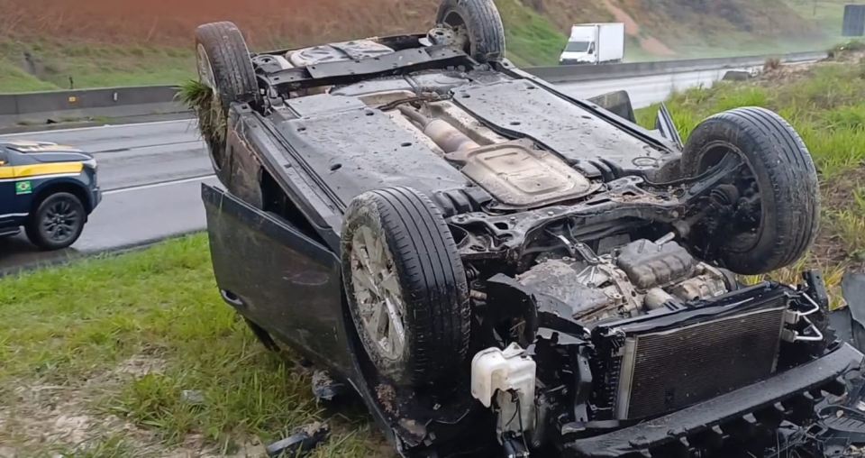 Carro capotado na Via Dutra em Jacareí após chuva intensa