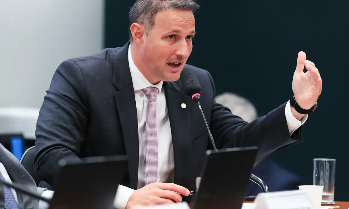 Secretário licenciado apresentará substitutivo a texto do governo