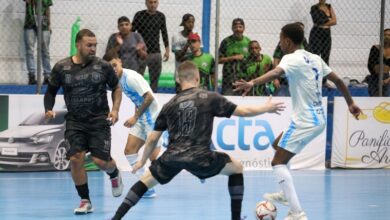 Jogadores da Ferroviária Pinda Futsal em partida no Ginásio da Ferroviária