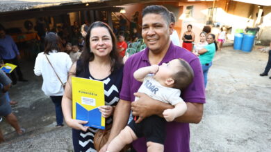 Munícipes felizes com título de posse; 149 títulos foram entregues diretamente nos loteamentos nos processos de regularização fundiária - Foto: Claudio Vieira/PMSJC