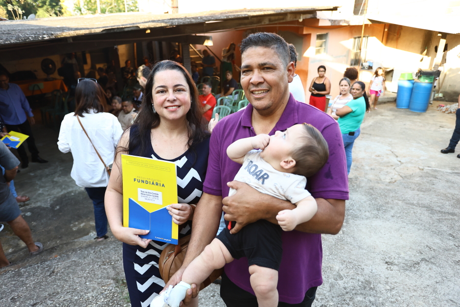 Munícipes felizes com título de posse; 149 títulos foram entregues diretamente nos loteamentos nos processos de regularização fundiária - Foto: Claudio Vieira/PMSJC
