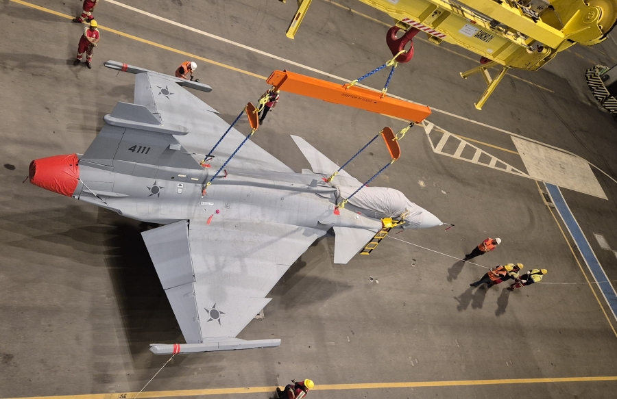 F-39 Gripen de matrícula FAB 4111 desembarcou no Brasil após uma jornada de mais de dez mil quilômetros entre a Suécia e Santa CatarinaTenente Kelly/CECOMSAER)