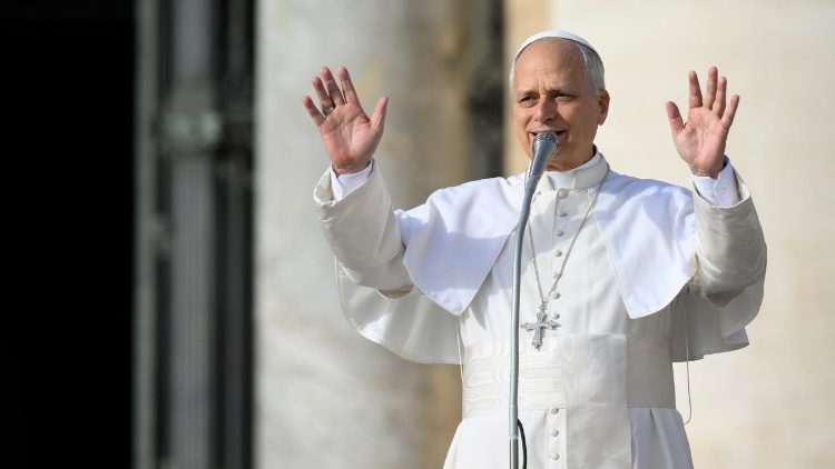 Papa saúda os fiéis na Praça São Pedro antes da missa