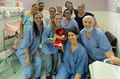 Profissionais da UTI Neonatal que acompanharam a evolução clínica de Antonela | Foto: Divulgação