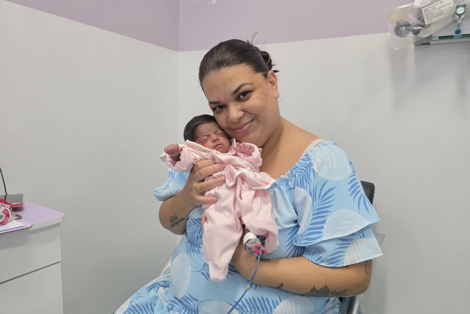 Bianca e a pequena Antonela: dois meses após emocionante encontro na UTI, mãe leva filha prematura para casa 