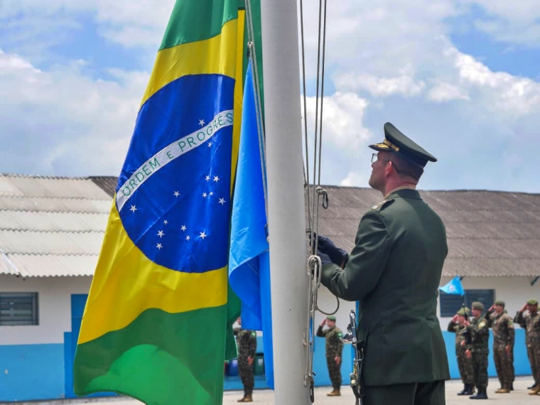 Solenidade do Dia da Bandeira no 2º BE Cmb em Pindamonhangaba
