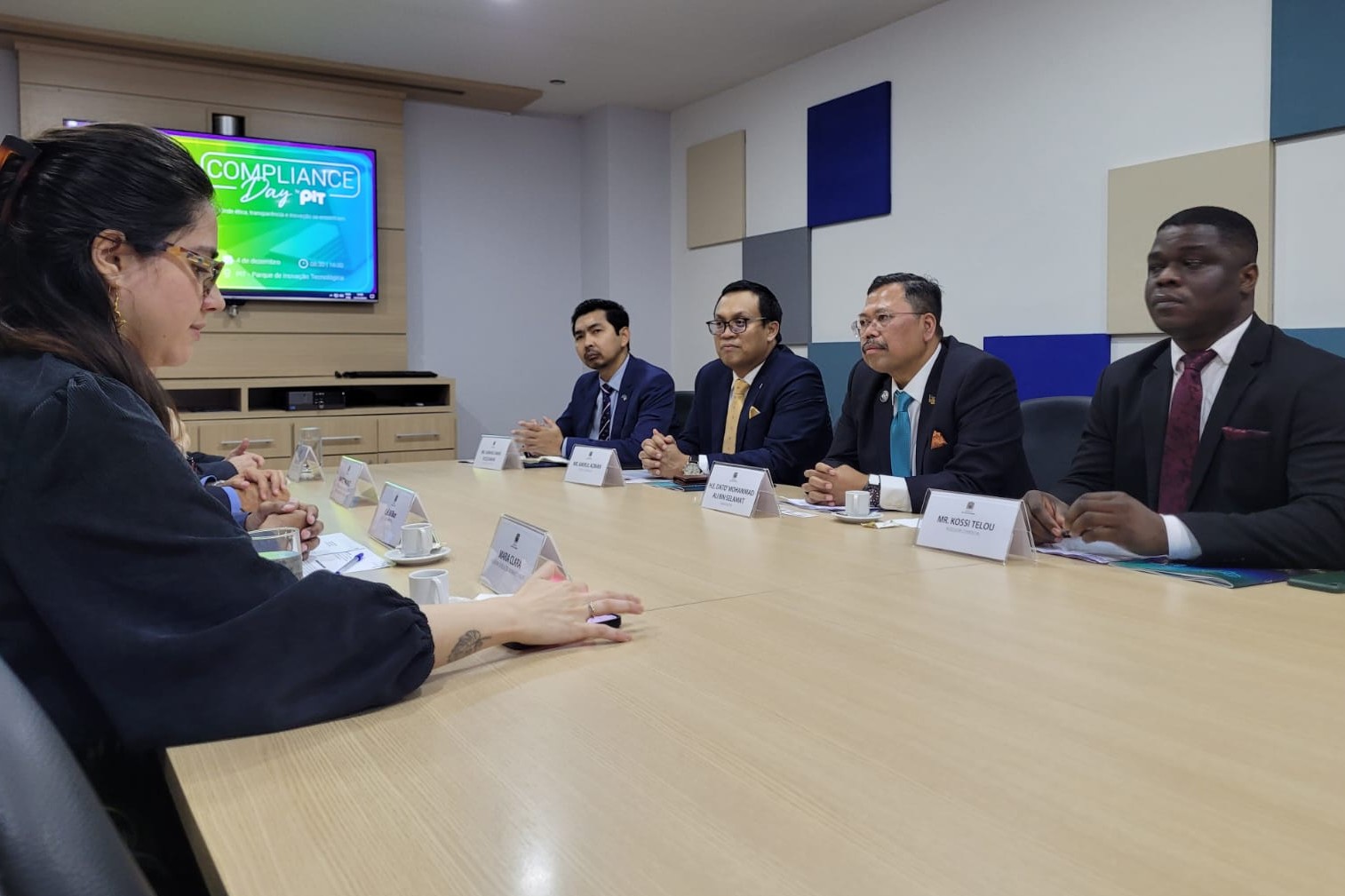 Representantes da Prefeitura e do PIT receberam o embaixador da Malásia (centro) e comitiva para diálogo sobre cooperação em tecnologia