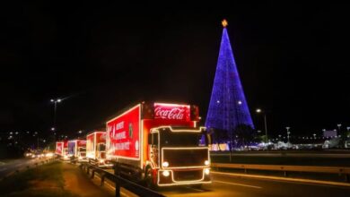 Caravana de Natal da Coca-Cola com caminhões iluminados