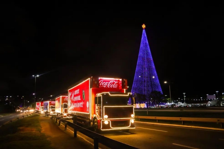 Caravana de Natal da Coca-Cola com caminhões iluminados