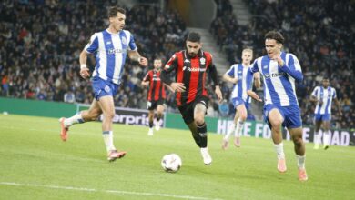 Os franceses bem tentaram sair a jogar, mas raras vezes conseguiram articular o seu jogo Foto José Lacerda