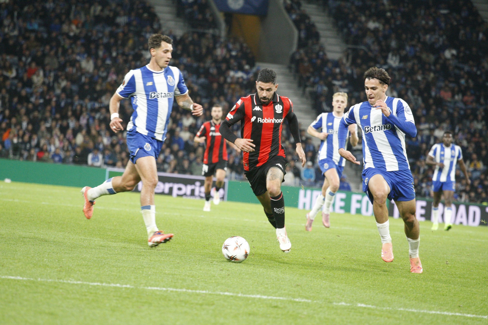 Os franceses bem tentaram sair a jogar, mas raras vezes conseguiram articular o seu jogo Foto José Lacerda