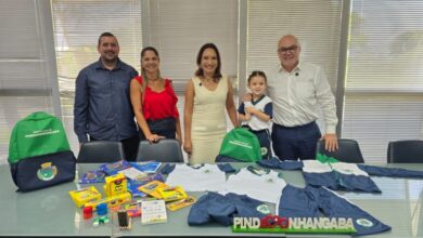Secretário adjunto de Educação Lucio Silva, diretora administrativa e financeira da Educação Andrea Guerrero Vieira, secretária de Educação Luciana Ferreira, aluna Olívia e prefeito Ricardo Piorino durante anúncio das novas mochilas