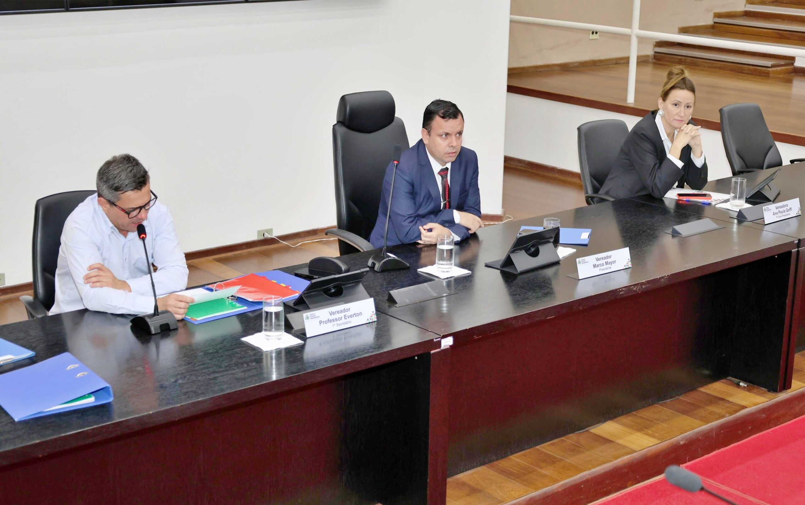 Vereadores durante sessão que aprovou vacinação prioritária para TEA e PCDs em Pindamonhangaba