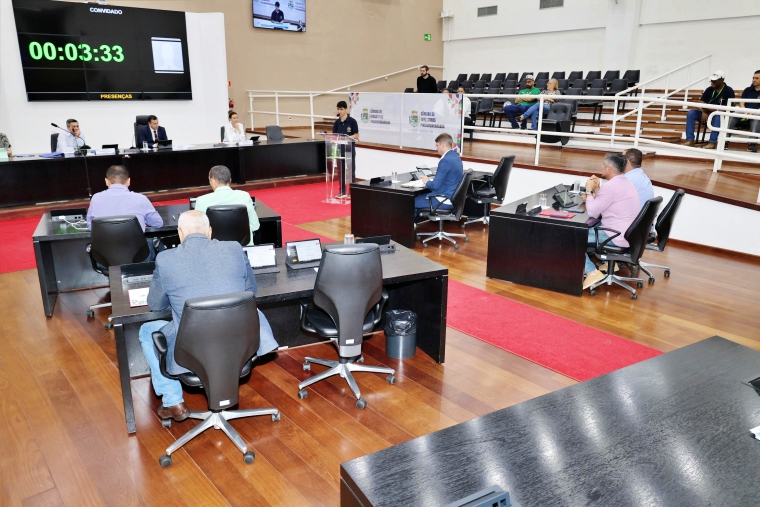 Vereadores durante sessão que aprovou vacinação prioritária para TEA e PCDs em Pindamonhangaba