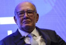 O ministro Gilmar Mendes, decano do Supremo Tribunal Federal (STF), afirmou nesta quinta-feira (4) que o trecho da Lei de Impeachment que trata do afastamento de ministros da Corte “caducou”, isto é, perdeu a validade pela ação do tempo. Mendes defendeu a decisão liminar (provisória) em que suspendeu esse trecho da lei e estabeleceu a interpretação de que somente a Procuradoria-Geral da República (PGR) tem a legitimidade para denunciar ministros do Supremo ao Senado. Ele negou que a decisão tenha sido tomada para proteger ministros. “Não se trata disso”, afirmou. Durante painel sobre segurança jurídica promovido pelo portal Jota, o ministro justificou a urgência da medida afirmando que “o texto e o contexto” demandam ação imediata do Judiciário, diante do uso eleitoreiro da legislação e dos 81 pedidos de impeachment contra ministros do Supremo que se acumulam no Senado, a maioria contra o ministro Alexandre de Moraes. Questionado, Mendes afirmou que tomou a decisão diante de “tantos pedidos de impeachment, com as pessoas anunciando que farão campanhas eleitorais para obter maioria ou dois terços do Senado para fazer impeachment contra o ministro do Supremo”. Ele frisou a antiguidade da lei de 1950 e sua incompatibilidade com a Constituição de 1988, conforme sua visão. “É recomendável que se vote outra Lei do Impeachment”, sugeriu o ministro. Mais cedo, o ministro do Supremo Flávio Dino também foi questionado sobre o tema. Ele disse não querer antecipar voto, já que o assunto está na pauta do plenário, mas também enfatizou a grande quantidade de pedidos de impeachment que aguardam análise na Presidência do Senado. Para Dino, a legislação não foi pensada para ser usada como está sendo agora, e os 81 pedidos de impeachment atuais são “um quadro fático que desafia a realidade” e que não nunca ocorreu nem ocorre “em nenhum país do mundo”. “É preciso analisar para ver se de fato são imputações que merecem qualquer plausibilidade, ou se se cuida de mais um capítulo de disputa política”, observou o ministro. Dino defendeu Mendes por ter proferido uma liminar no caso, ainda que a urgência do assunto não pareça evidente. “É uma técnica decisória que existe em todo lugar", afirmou ele sobre o referendo, em que primeiro a decisão é tomada por um ministro para que seja validada ou não pelo colegiado logo em seguida.