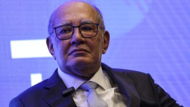 O ministro Gilmar Mendes, decano do Supremo Tribunal Federal (STF), afirmou nesta quinta-feira (4) que o trecho da Lei de Impeachment que trata do afastamento de ministros da Corte “caducou”, isto é, perdeu a validade pela ação do tempo. Mendes defendeu a decisão liminar (provisória) em que suspendeu esse trecho da lei e estabeleceu a interpretação de que somente a Procuradoria-Geral da República (PGR) tem a legitimidade para denunciar ministros do Supremo ao Senado. Ele negou que a decisão tenha sido tomada para proteger ministros. “Não se trata disso”, afirmou. Durante painel sobre segurança jurídica promovido pelo portal Jota, o ministro justificou a urgência da medida afirmando que “o texto e o contexto” demandam ação imediata do Judiciário, diante do uso eleitoreiro da legislação e dos 81 pedidos de impeachment contra ministros do Supremo que se acumulam no Senado, a maioria contra o ministro Alexandre de Moraes. Questionado, Mendes afirmou que tomou a decisão diante de “tantos pedidos de impeachment, com as pessoas anunciando que farão campanhas eleitorais para obter maioria ou dois terços do Senado para fazer impeachment contra o ministro do Supremo”. Ele frisou a antiguidade da lei de 1950 e sua incompatibilidade com a Constituição de 1988, conforme sua visão. “É recomendável que se vote outra Lei do Impeachment”, sugeriu o ministro. Mais cedo, o ministro do Supremo Flávio Dino também foi questionado sobre o tema. Ele disse não querer antecipar voto, já que o assunto está na pauta do plenário, mas também enfatizou a grande quantidade de pedidos de impeachment que aguardam análise na Presidência do Senado. Para Dino, a legislação não foi pensada para ser usada como está sendo agora, e os 81 pedidos de impeachment atuais são “um quadro fático que desafia a realidade” e que não nunca ocorreu nem ocorre “em nenhum país do mundo”. “É preciso analisar para ver se de fato são imputações que merecem qualquer plausibilidade, ou se se cuida de mais um capítulo de disputa política”, observou o ministro. Dino defendeu Mendes por ter proferido uma liminar no caso, ainda que a urgência do assunto não pareça evidente. “É uma técnica decisória que existe em todo lugar", afirmou ele sobre o referendo, em que primeiro a decisão é tomada por um ministro para que seja validada ou não pelo colegiado logo em seguida.