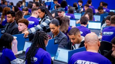 Jovens estudantes participando de processos seletivos de estágio do CIEE