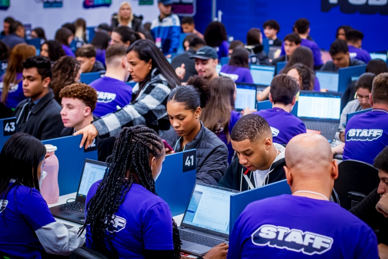 Jovens estudantes participando de processos seletivos de estágio do CIEE