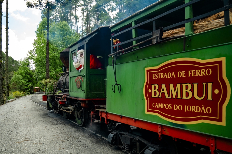 Maria Fumaça decorada para o Natal no Parque Bambuí em Campos do Jordão